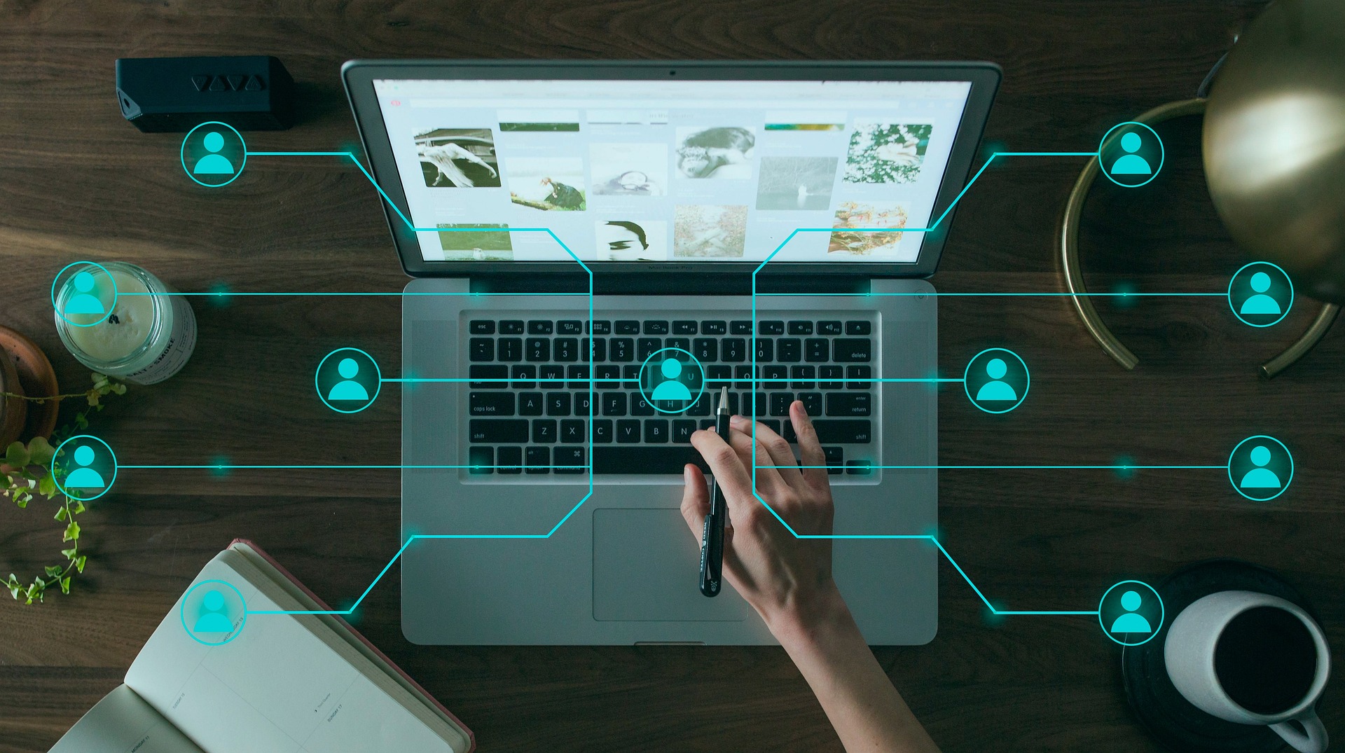 digitales Cluster über einem Schreibtisch mit aufgeklapptem Notebook