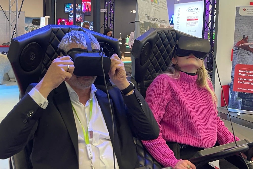 Mann und Frau in Sesseln mit VR Brillen