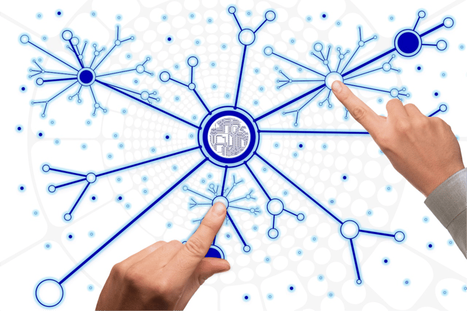 digitales Cluster und zwei Hände